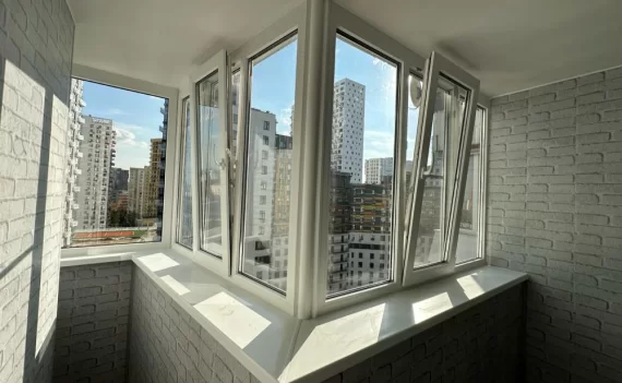 Отделка балкона Сапожок панелями с имитацией кирпича и остекление Рехау