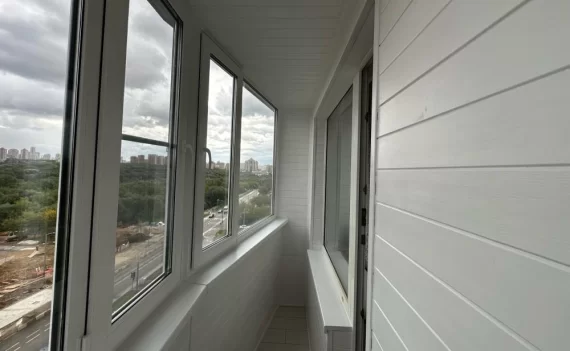 Отделка лоджии Лодочка деревянной вагонкой под покраску  