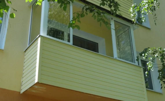 Отделка балконов сайдингом