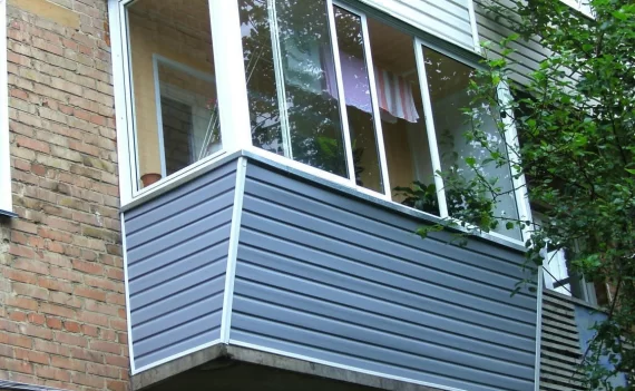 Отделка балконов сайдингом