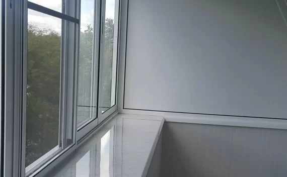 Остекление балкона с выносом и бюджетной отделкой