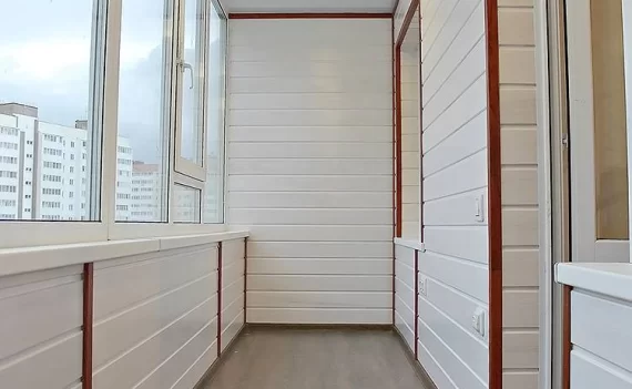  Отделка балкона виниловой вагонкой под ключ