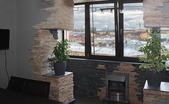 Отделка балкона декоративным камнем